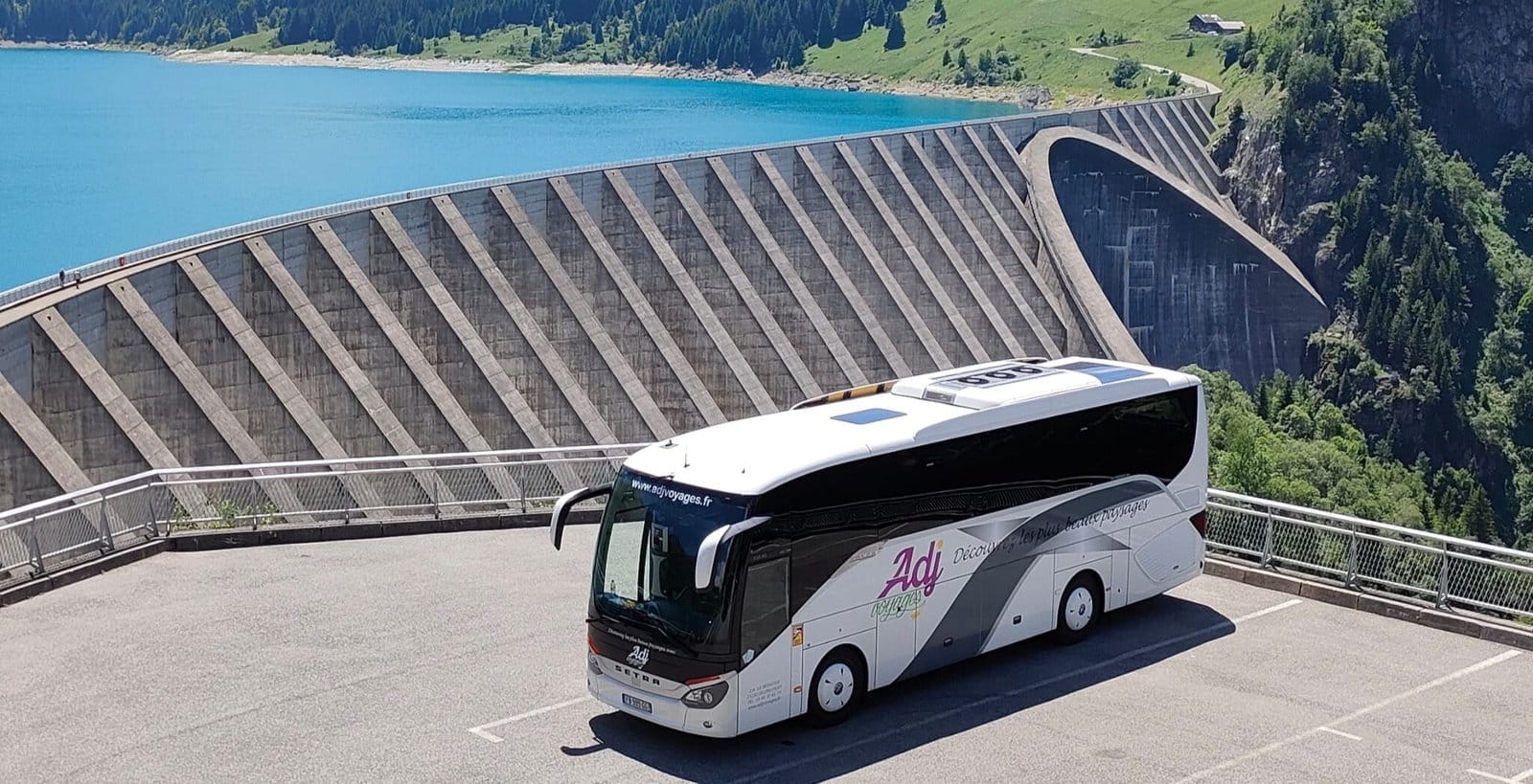 Autocar Setra ADJ Voyages stationné devant le barrage de Roselend en montagne