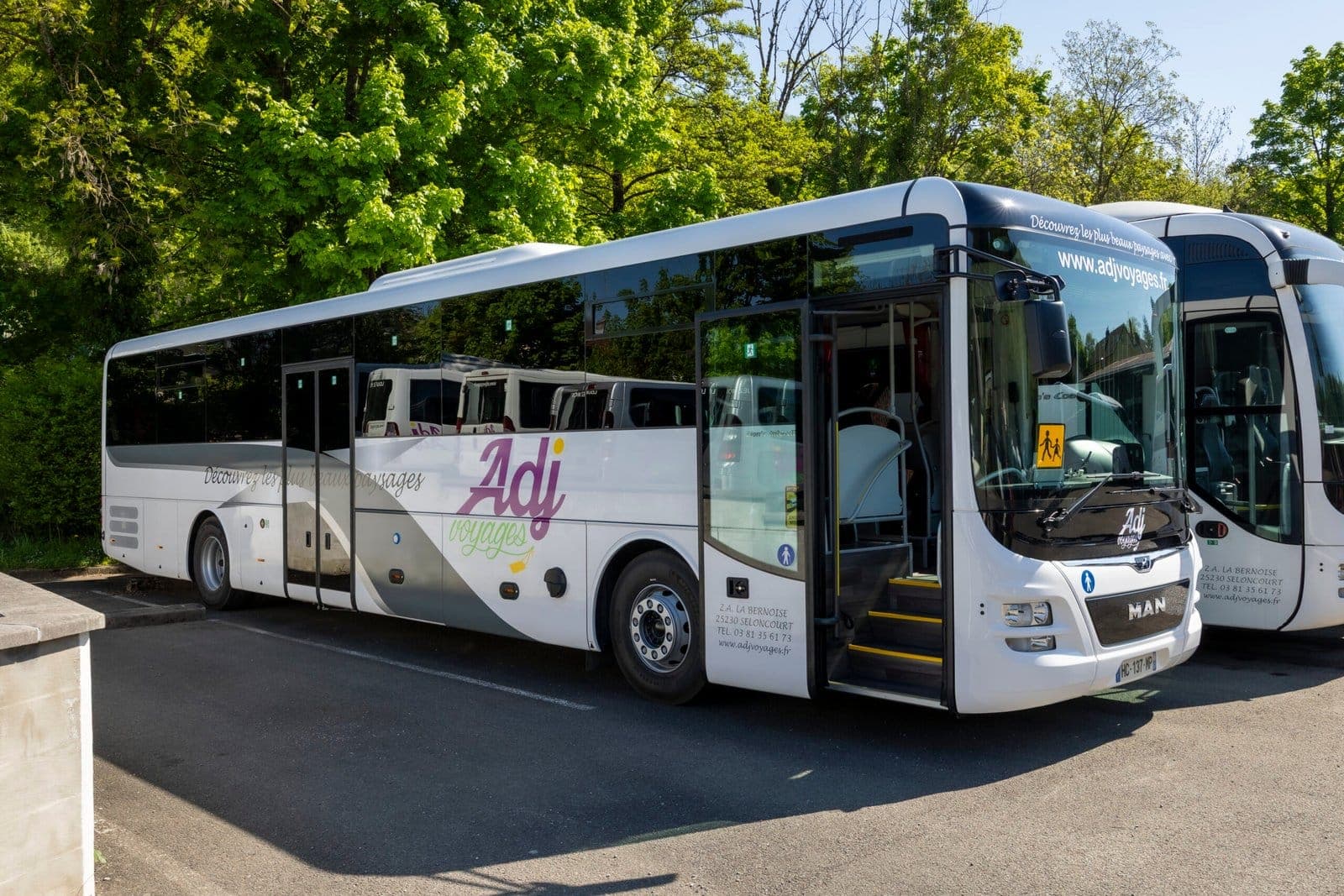 Deux autocars interurbains MAN d’ADJ Voyages stationnés au dépôt