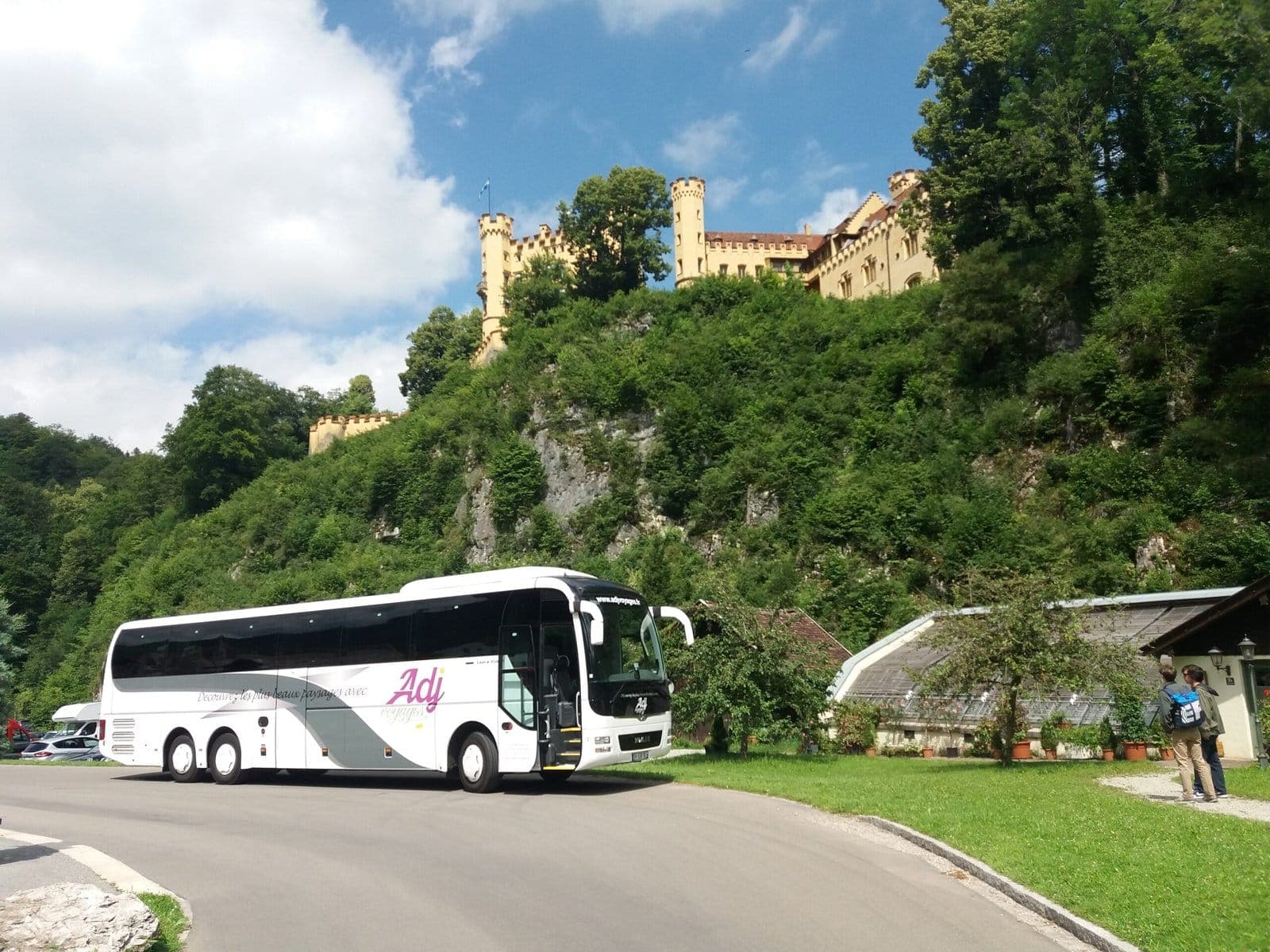 Autocar de tourisme MAN 57 places d’ADJ Voyages devant le château de Hohenschwangau