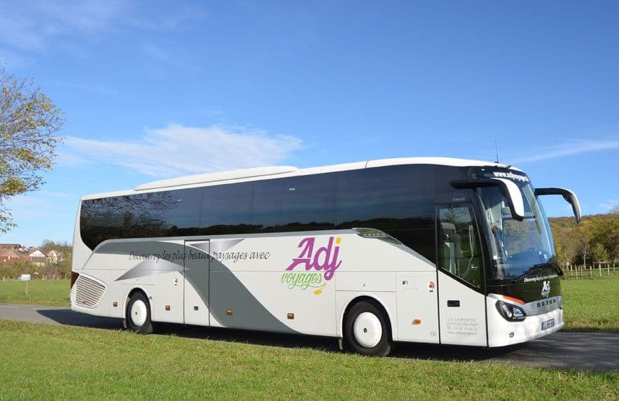 Autocar Setra ADJ Voyages garé dans un pré à côté de vaches